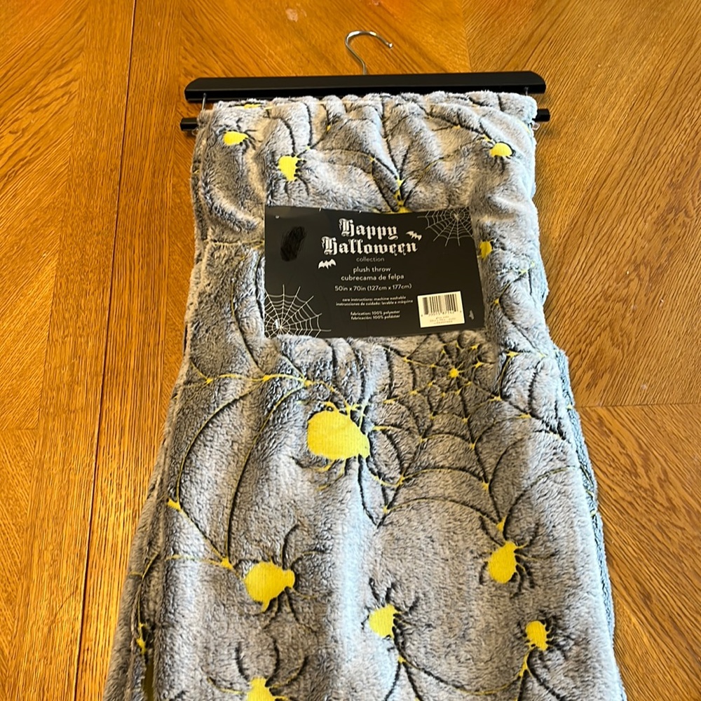 NWT Plush Oversized Halloween Spider Throw  ~ 50X70